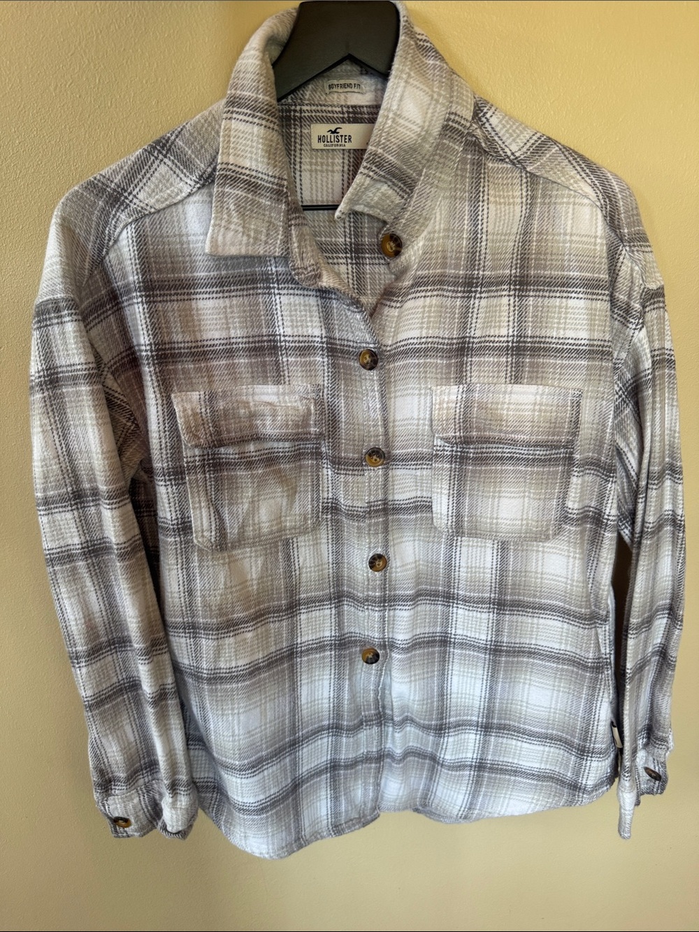 Hollister Women’s Plaid Button-Down Shirt in White and Gray